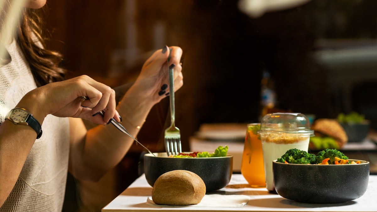 Nutritionist reviewing personalized meal plan with vegetables and fresh ingredients